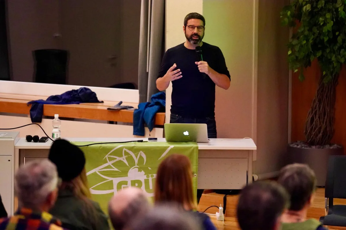 gruenerustertag_referatpeterhaberstich_uster_2_mav_preview Peter Haberstich hielt das Inputreferat. Er ist bei Greenpeace Schweiz Kampagnenleiter für nachhaltige Finanzwirtschaft., Die Teilnehmer (von links nach rechts): Peter Haberstich, Balthasar Glättli, Moderatorin Niki Vischer, Ret