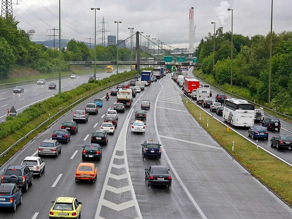 rdz005_2 Auf der A1 bei Wallisellen hat ein BMW-Lenker am Sonntag nach einem Unfall Fahrerflucht begangen. (Archivbild)