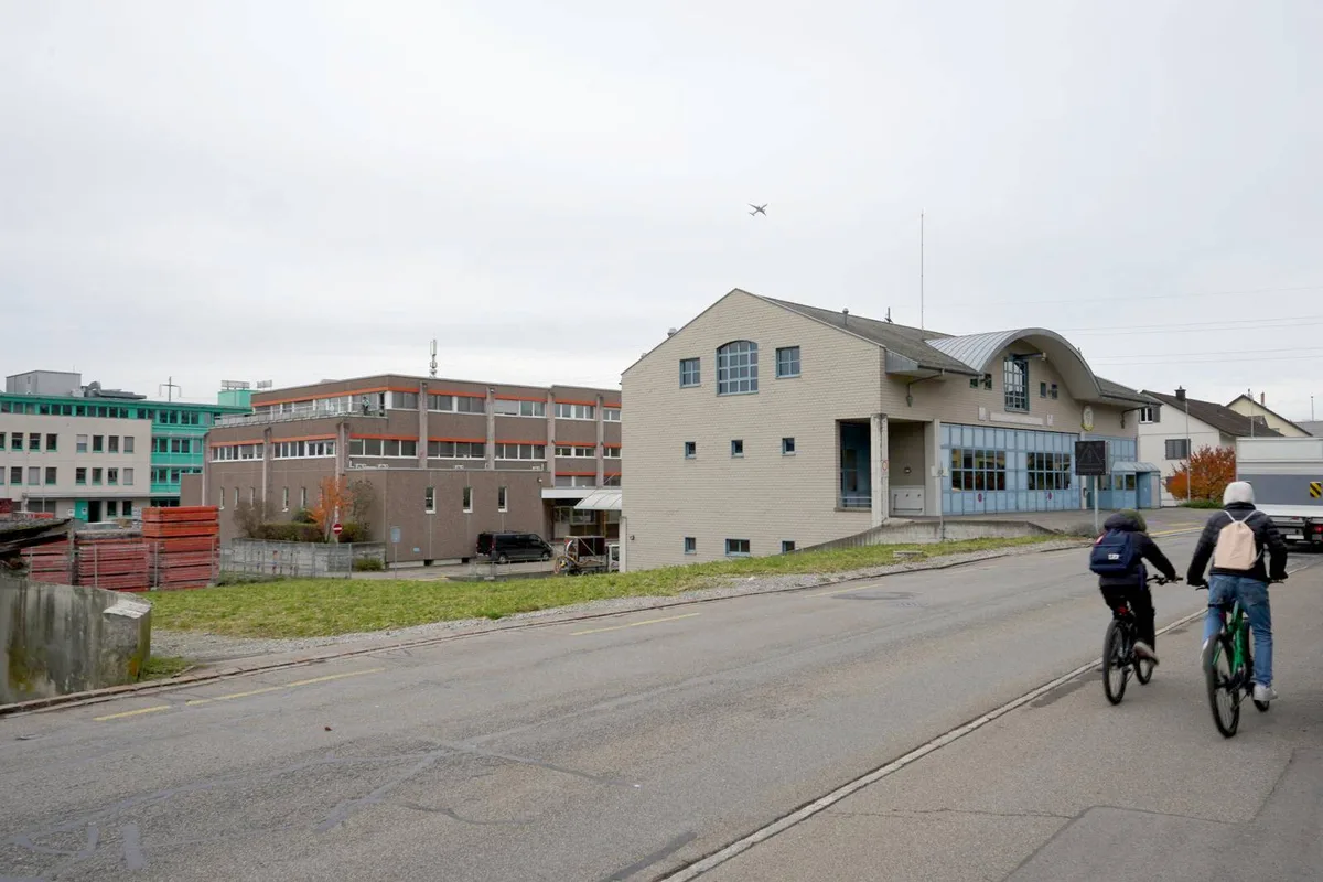 standort_neubau_asyl_werkhalle_wa-brue_dam Der Neubau wird neben dem bestehenden Feuerwehrgebäude erstellt.