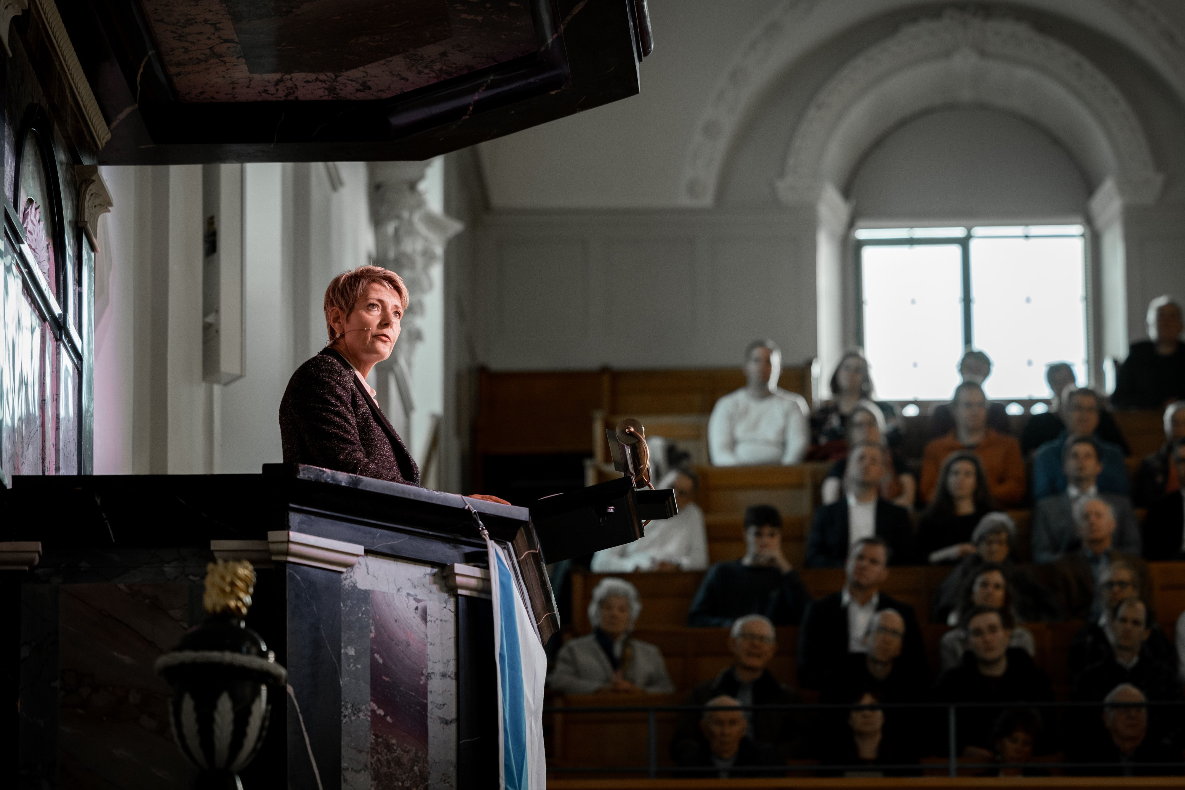 Karin Keller-Sutter hält eine Rede in Uster.
