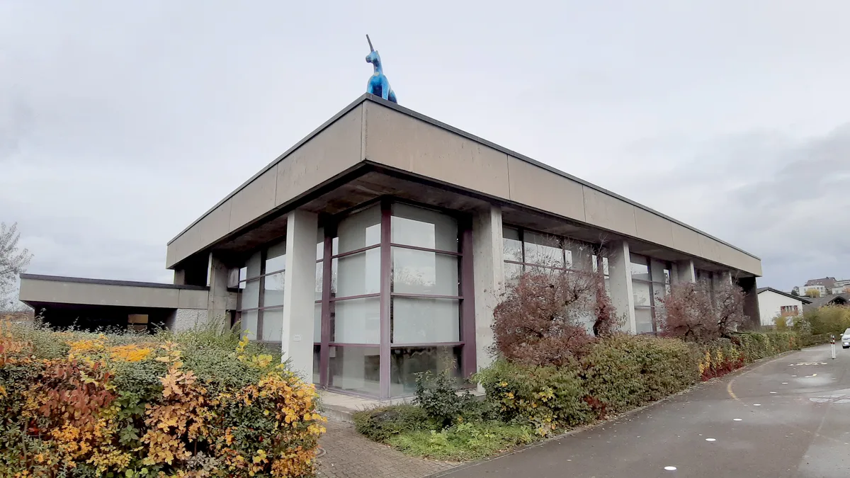 Das Lehrschwimmbecken auf dem Areal der Schulanlage Stägenbuck in Dübendorf, auf dem Dach des Bads steht ein Einhorn.