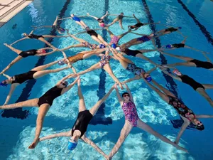 synchro_preview Um weiterhin trainieren zu können, müssen die Synchronschwimmerinnen auf andere Bäder ausweichen, doch der Platz ist knapp., Das Lehrschwimmbecken in der Schulanlage Stägenbuck ist eine Energieschleuder.