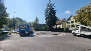 faellanden_sommer_kreisel_sgr Der Tannenbaum beim Sternenkreisel soll im nächsten Jahr gefällt werden., Jahr für Jahr erfreuten sich die Fällander an ihrem Weihnachtsbaum, doch in Zukunft müssen sie ohne ihn auskommen., Auf die aufwändige Installation der Lichterkette verzichten die Behörden, weil sie defekt ist... , ..und der Baum im nächsten Jahr gefällt werden soll.