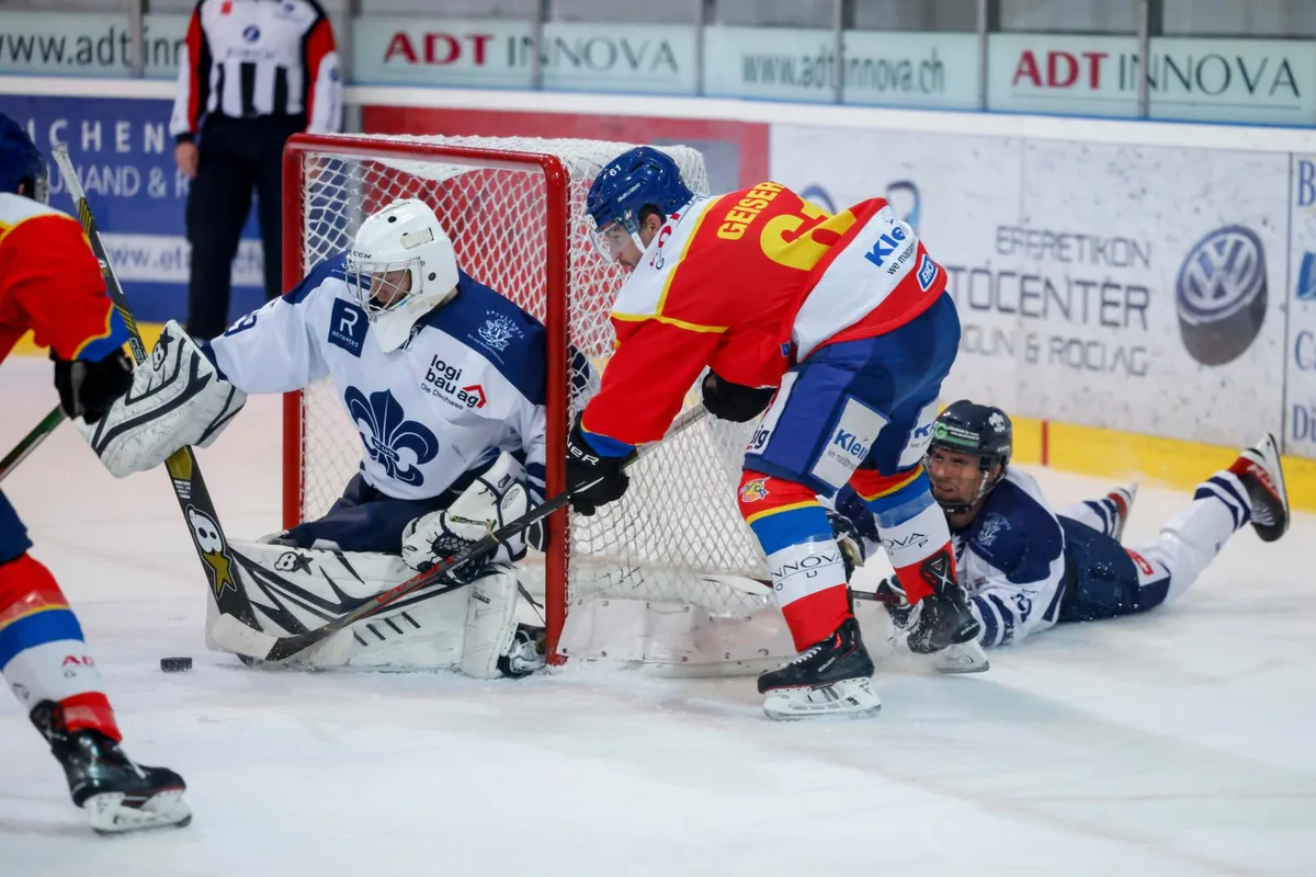 https-zueriost-ch-sites-default-files-media-2022-11-25-eishockey-ehcduebendorf-sclyss-08_preview-jpg Dübendorf-Stürmer Eric Geiser bei einem Abschlussversuch.