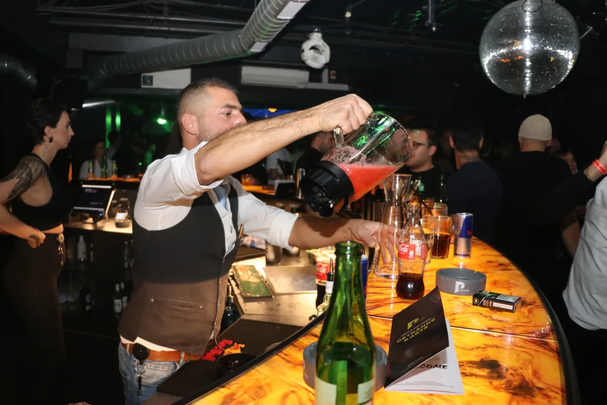 https-zueriost-ch-sites-default-files-media-2022-11-27-eroeffnung_p1_8_0-jpg Der Alkohol floss reichlich an der Neueröffnung des P1., Der Abend war ein grosses Wiedersehen für alteingesessene Partygänger., Spätestens ab Mitternacht ..., ... war die Tanzfläche voll., Das Interieur des Clubs wurde erneuert und eine der vier Bars ausgebaut., Toni und Marco (v.l.) kennen den neuen Club-Besitzer des P1 seit ihrer Kindheit. Klar, dass sie an der Eröffnung dabei waren., Oli, Mirco, Mike und Loris (v.l.) sind als Influencer aktiv. Ihnen gefällt am neuen Club die Lounge als Rückzugsmöglichkeit., Sandy und Mirjam (v.l.) waren schon im alten P1 Stammgäste. , Es gab Zeiten, da waren Jasna und Angelika (v.l.) jedes Wochenende im P1. Sie sind gespannt, wie es im neuen Club laufen wird., Wenn sie sich zu heissen Rhythmen bewegen können, sind sie im Element: Lisa, Shania, Sabrina und Marry (v.l.)., Hüseyin und Mustafa (v.l.) reisten von Suhr im Kanton Aargau an., Seit dem letzten Besuch im früheren Club sind mehr als 10 Jahre vergangen: Adem und Ugur (v.l.)., Schon im alten P1 haben sie gemeinsam Partys gefeiert. Umso mehr freuten sich Giorgio und seine zwei Begleiterinnen., Iasmina und Luizella (v.l.) waren wegen der guten Atmosphäre und der tollen Musik früher oft im P1 anzutreffen. , Nicht nur alteingesessene P1-Fans waren an der Eröffnungs-Party anzutreffen. Monika und Eduardo (v.l.) waren das erste Mal da., Marchese ist durch Instagram auf den Start des neuen P1 aufmerksam geworden.