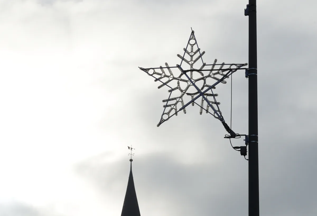 https-zueriost-ch-sites-default-files-media-2022-11-27-tt_weihnachtsbeleuchtung_turbenthal_25112022_jam1-jpg Weihnachten kann kommen: Turbenthal ist bereit. , Doch die Weihnachtliche Strassendeko zu installieren, ist gar nicht so einfach, wie man vielleicht denkt., Dafür benötigt es eine ganze Crew. Am Samstag war es so weit, und die Helfer versammelten sich in Turbenthal., Mit vereinten Kräften wurden die Vorbereitungen zur Installation der Schneesterne getroffen., So ein Stern ist in Wirklichkeit viel grösser, als er scheint, wenn er an der Laterne hängt., Glücklicherweise spielte am Samstag das Wetter mit. , Gut ausgerüstet und mit der richtigen Arbeitskleidung funktionierte das Installieren bestens., In schwindelerregender Höhe ..., ... war höchste Konzentration gefragt., Das Ergebnis lässt sich sehen.