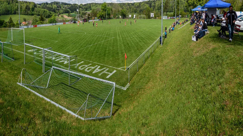 platz_fc_weisslingen Seit Jahren wird über den Umbau der Sportanlage Mettlen diskutiert. Nun wird das Projekt redimensioniert., Denn in Sachen Infrastruktur muss der FC Weisslingen unten durch. Vor allem beim Garderobengebäude.