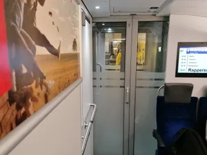 https-zueriost-ch-sites-default-files-media-2022-12-04-40_s_bahn_glastuere_eh_12_11-jpg Die Zerstörung einer Glastüre in einer S-Bahn hat für einen Mann ungeahnte Folgen.