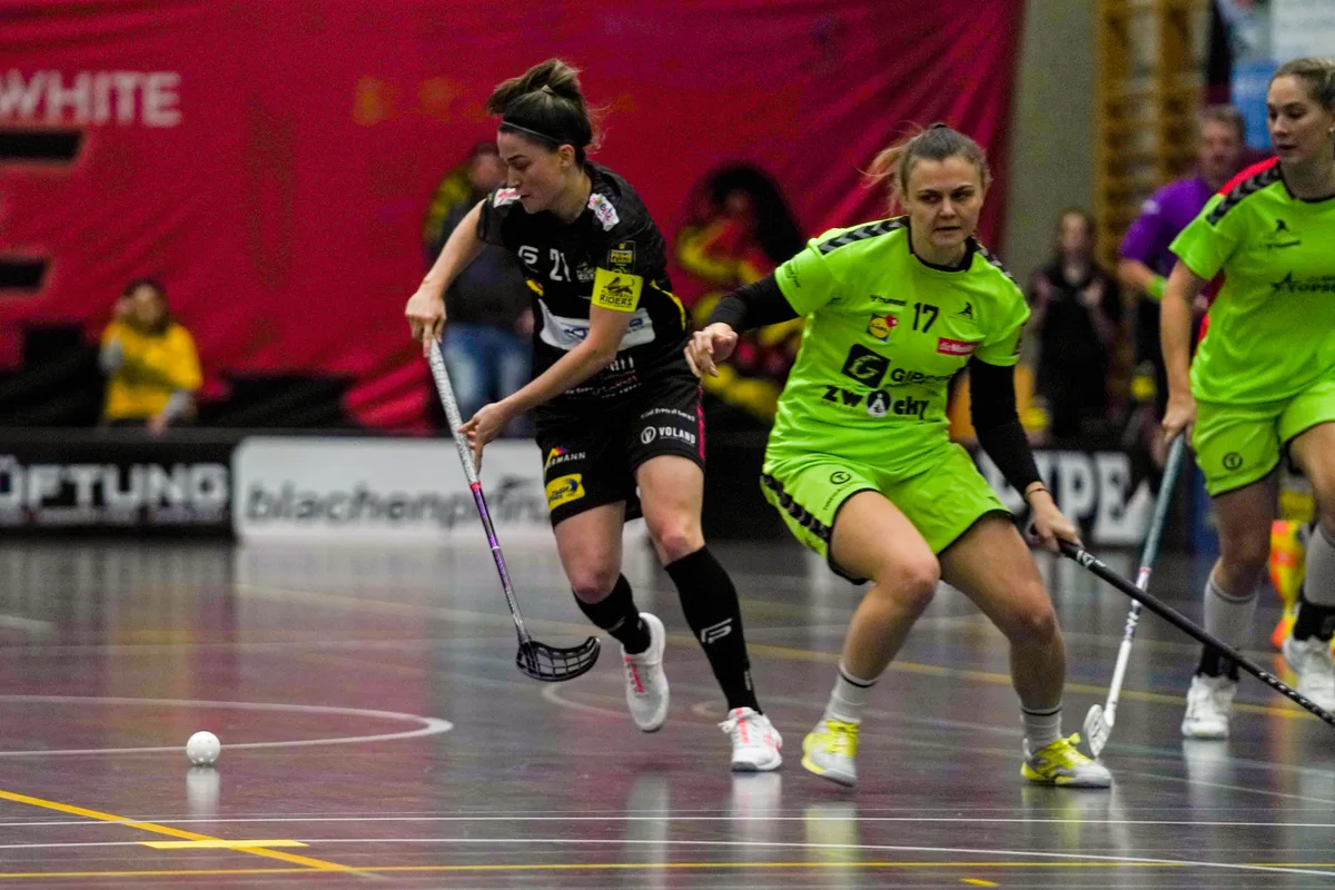 https-zueriost-ch-sites-default-files-media-2022-12-04-52543166383_9699fae19c_o-jpg Annina Faisst (links) und die Floorball Riders fanden gegen Laupen (Yara Hofmann) kein Rezept.