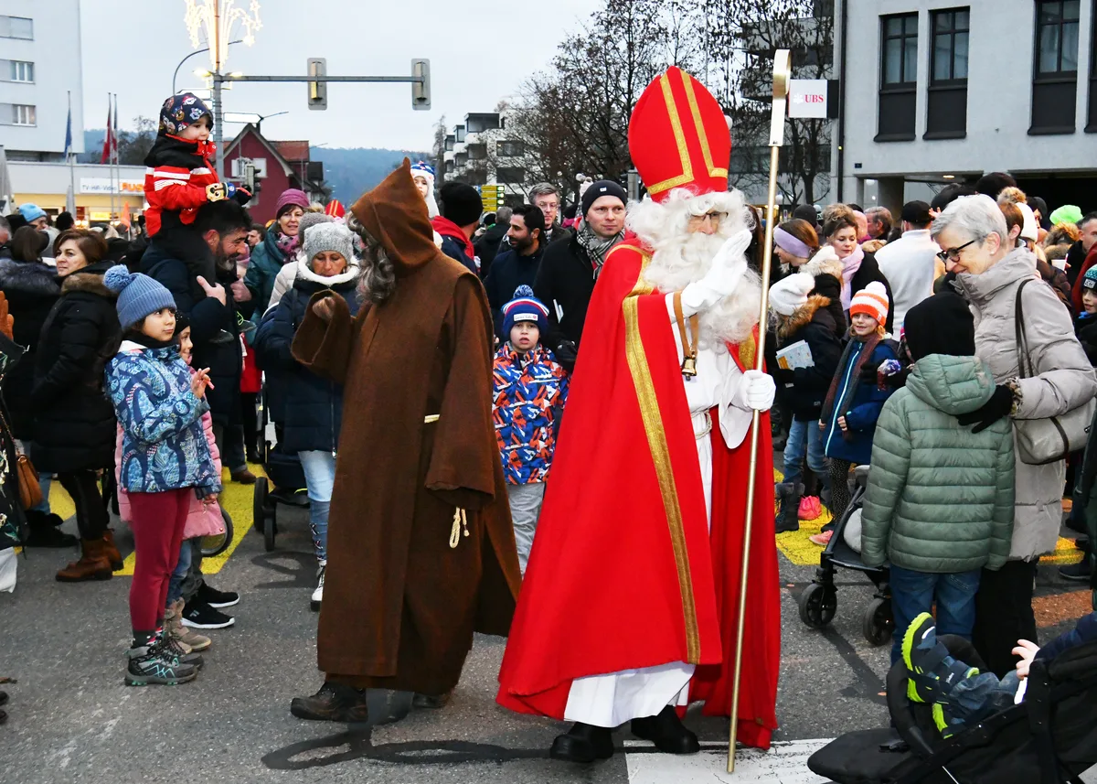 https-zueriost-ch-sites-default-files-media-2022-12-04-b85_8767-jpg Einige Kinder begegneten Samichlaus und Schmutzli mit Respekt und traten ihnen nicht zu nahe., Am vergangenen Samstag fand in Dübendorf der traditionelle Chlauseinzug sowie der Chlausmärt statt., Der Chlausmärt mit den rund 120 Stände zogen die Besucher an., Auf dem Stadthausplatz warteten die Kinder auf den Samichlaus um ihm ihr Sprüchli aufzusagen.