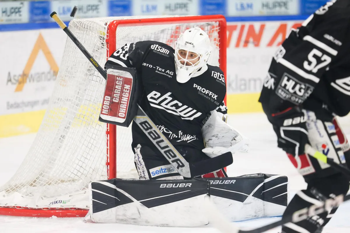 https-zueriost-ch-sites-default-files-media-2022-12-04-eishockey_26112022_wetzikongdt_dku_8_preview-jpg Goalie Justin Gianola hielt die Wetziker im Spiel.