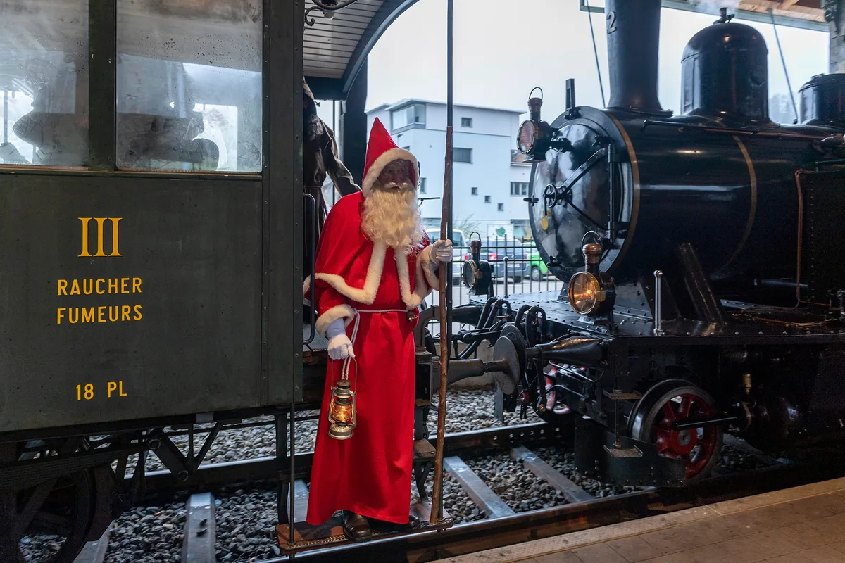 https-zueriost-ch-sites-default-files-media-2022-12-04-samichlaus-dvzo-bauma-gu-01-jpg Der Samichlaus lud zur Fahrt in einer historischen Dampfbahn ein., Der Andrang war gross. Alle Kinder bekamen ein Säcklein vom Samichlaus und Schmutzli. Aber nicht einfach so..., ... Erst musste ein Sprüchli aufgesagt werden., Andere brachten gar eine Zeichnung für den Samichlaus mit.