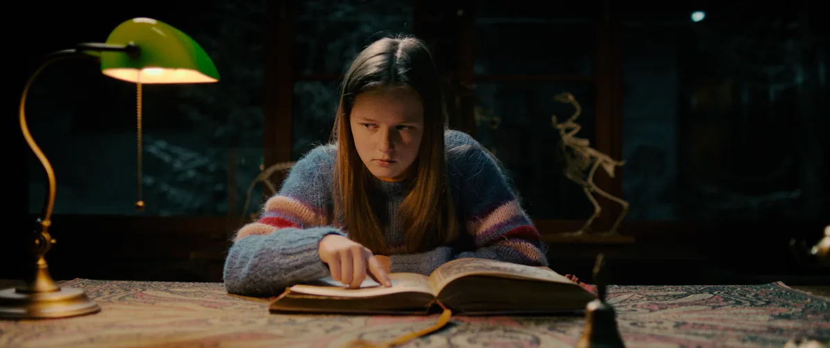 Filmstill, Mädchen liest in einem geheimen Buch