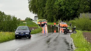 Beim Auto ist der Seitenspiegel weggebrochen. Der Fahrer des Kyburz-Töffs musste ins Spital gebracht werden. Beim Auto ist der Seitenspiegel weggebrochen. Der Fahrer des Kyburz-Töffs musste ins Spital gebracht werden.