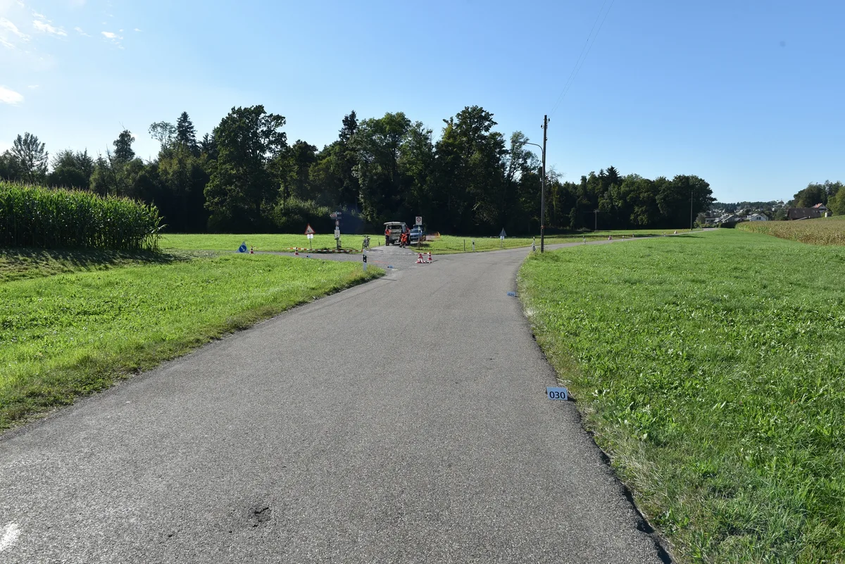 Am Nachmittag war ein 85-jähriger Mann mit seinem E-Bike auf der Herschärenstrasse Richtung Wolfhausen unterwegs und verlor in einer Kurve die Kontrolle über sein Velo. Am Nachmittag war ein 85-jähriger Mann mit seinem E-Bike auf der Herschärenstrasse Richtung Wolfhausen unterwegs und verlor in einer Kurve die Kontrolle über sein Velo.