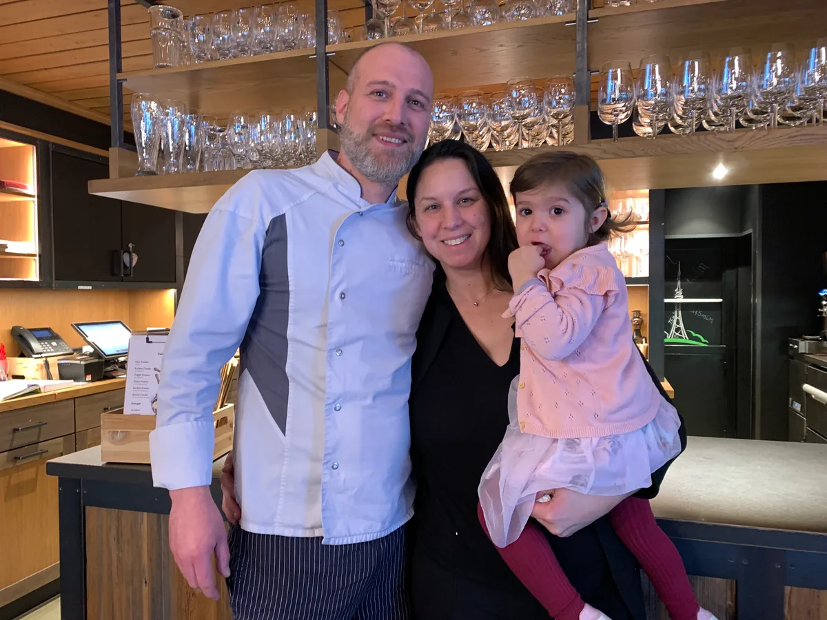 Das Wirtepaar Aila und Stefano Marini mit Tochter Petra im Restaurant Bachtel-Kulm am 01.02.2024 vor dem Umbaustart; dazu der Stall unterhalb des Restaurants, der während des Umbaus als Besenbeiz dienen wird. Dieses wird auch durch Marinis bewirtet werden.