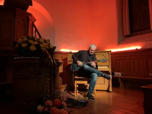 Kirche Seegräben am 1. Februar 2026 bei Vollmond zum Vollmondkonzert mit Farbmusik von Hanspeter Krüsi Kirche Seegräben am 1. Februar 2026 bei Vollmond zum Vollmondkonzert mit Farbmusik von Hanspeter Krüsi