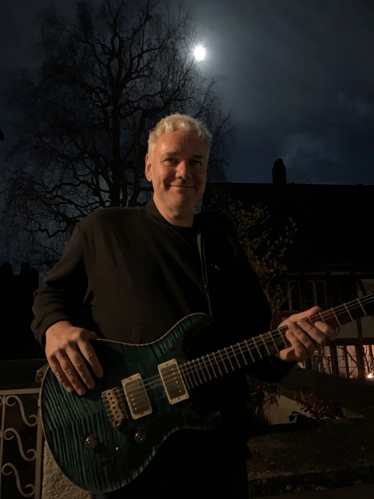 Seine Farbmusikkonzerte veranstaltet Hanspeter Krüsi bei Vollmond: «Viele Leute sind zu dieser Zeit emotional empfänglicher.» Hanspeter Krüsi steht mit einer E-Gitarre unter dem Vollmond.