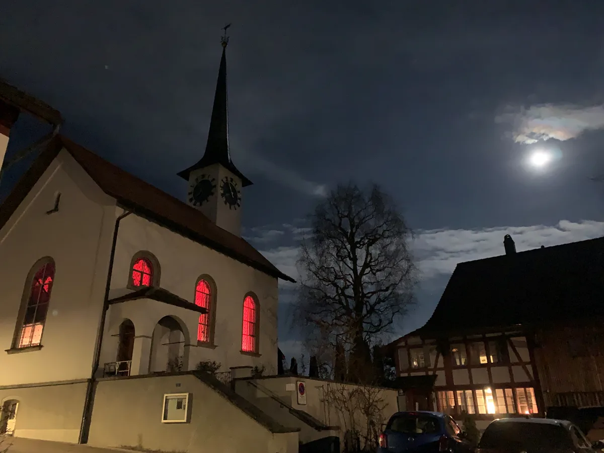 Die Kirche Seegräben ist das Zentrum der Farbmusik, wie hier am 1. Februar bei Vollmond. Über der Kirche Seegräben steht der Vollmond.