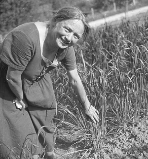 29539773-4 Mina Hofstetter auf ihrem Hof im Ebmatinger Weiler Stuhlen.