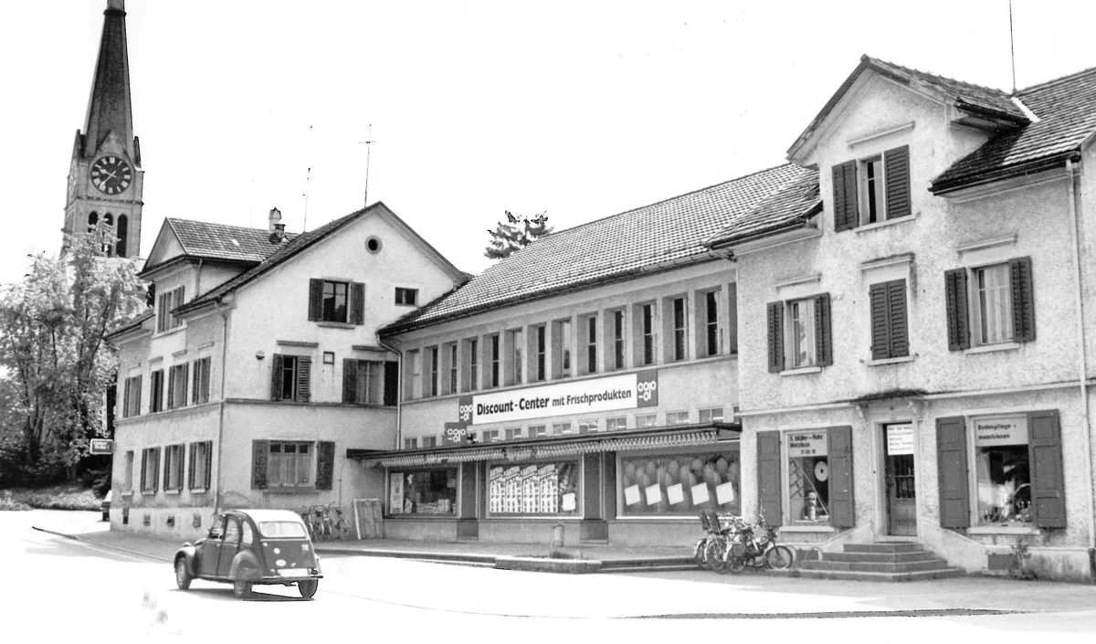 Im Juni 1977 sah das Strassenbild der Usterstrasse 15 bis 19 noch beschaulicher aus: Das Coop-Discount-Center und das Restaurant Konsumhof (ganz links) wurden im Juli 1977 abgebrochen. Alte Aufnahme von Wetzikons Coop an der Usterstrasse.