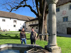 Historiker Peter Niederhäuser und Florence Anliker, Museumsleiterin Ritterhaus, am 2. April 2025 im Ritterhaus Bubikon., vor dem Haus, in der Kapelle, hinter dem Haus und in den Amtsräumen Historiker Peter Niederhäuser und Florence Anliker, Museumsleiterin Ritterhaus, am 2. April 2025 im Ritterhaus Bubikon., vor dem Haus, in der Kapelle, hinter dem Haus und in den Amtsräumen