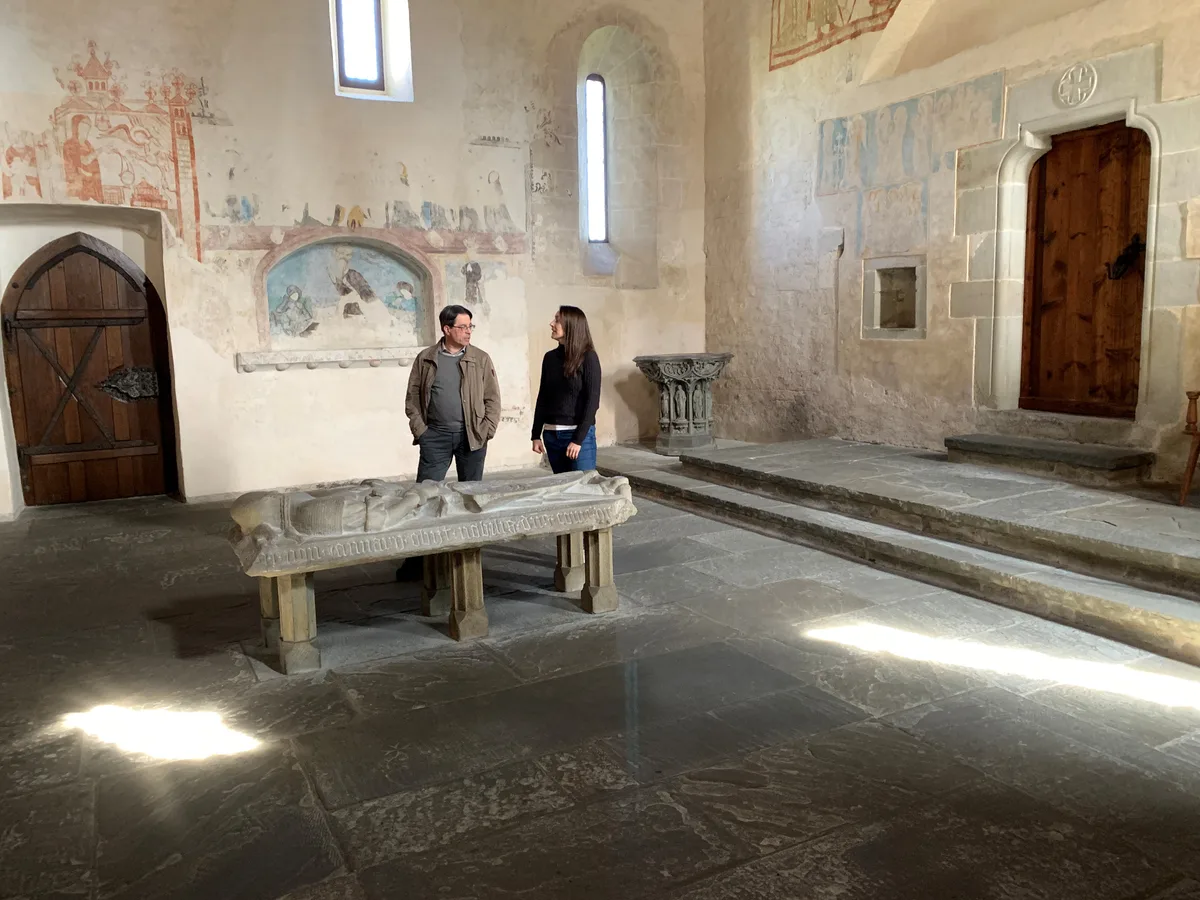 Zwei Leuten stehen in der Kapelle des Ritterhauses. 