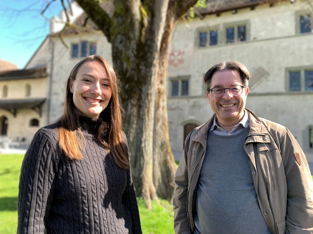 Florence Anliker und Peter Niederhäuser stehen im Hof des Ritterhauses. 