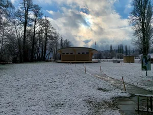 Die neue Badi Egg am Greifensee am 3. Januar 2025; im Mai 2025 soll die Eröffnung stattfinden; Badi mit futuristischer Note sieht wie ein Ufo aus Die neue Badi Egg am Greifensee am 3. Januar 2025; im Mai 2025 soll die Eröffnung stattfinden; Badi mit futuristischer Note sieht wie ein Ufo aus