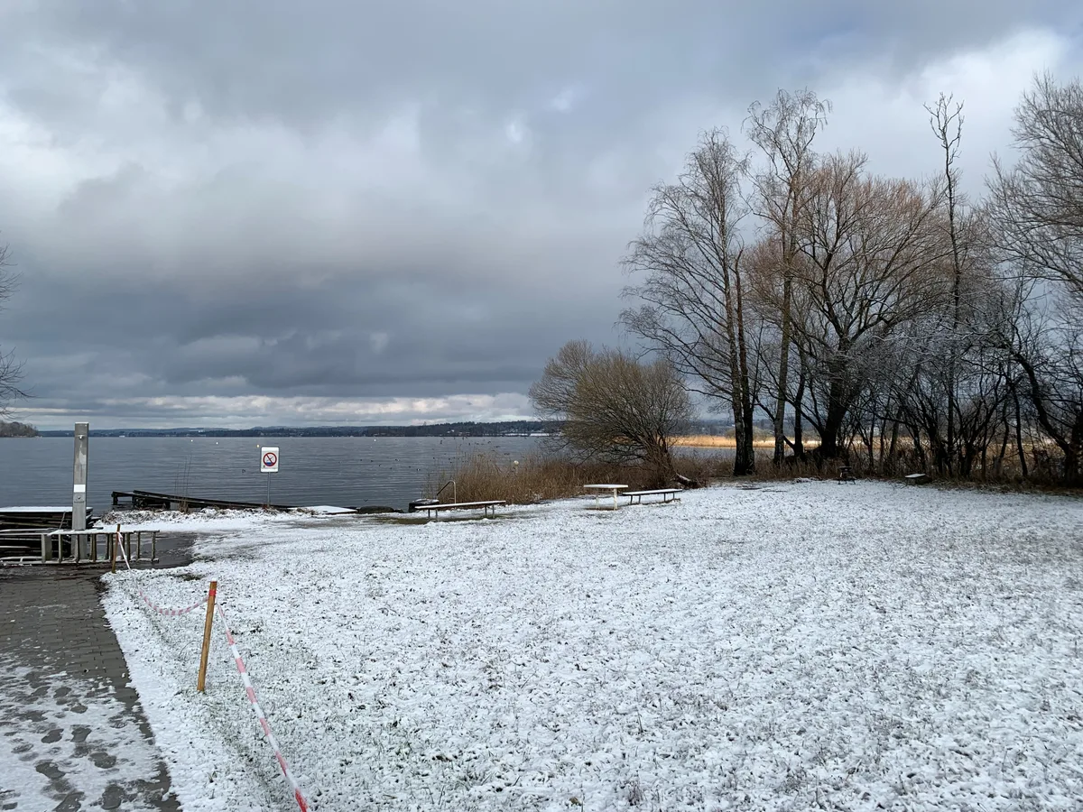 Wiese der Badi Egg im Winter.