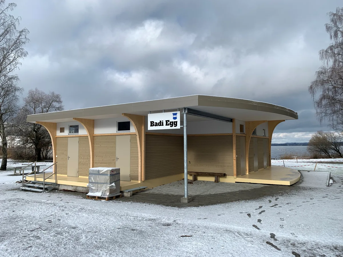 Blick auf die neu gestaltete Badi Egg im Winter. 