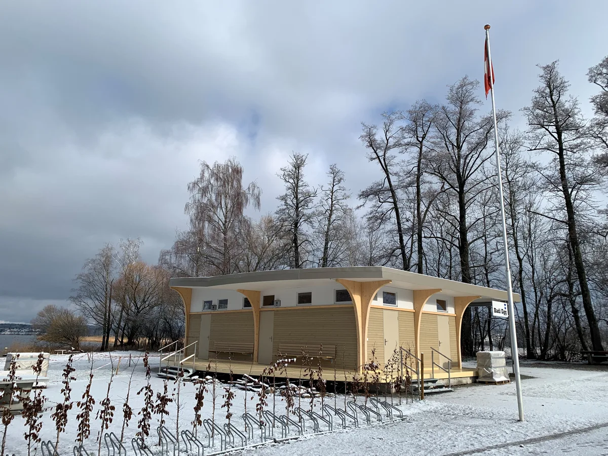Das neue Gebäude der Badi Egg im Winter.