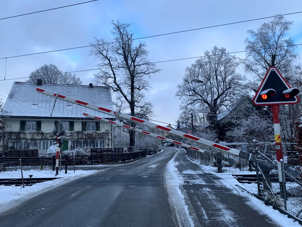 Der Stadtrat plant am Bahnübergang Wermatswilerstrasse ein neues Verkehrsregime mit Einbahnstrasse. Bahnübergang Wermatswilerstrasse in Uster am 3. Januar 2025 mit Schnee und einem blinkenden Signal.