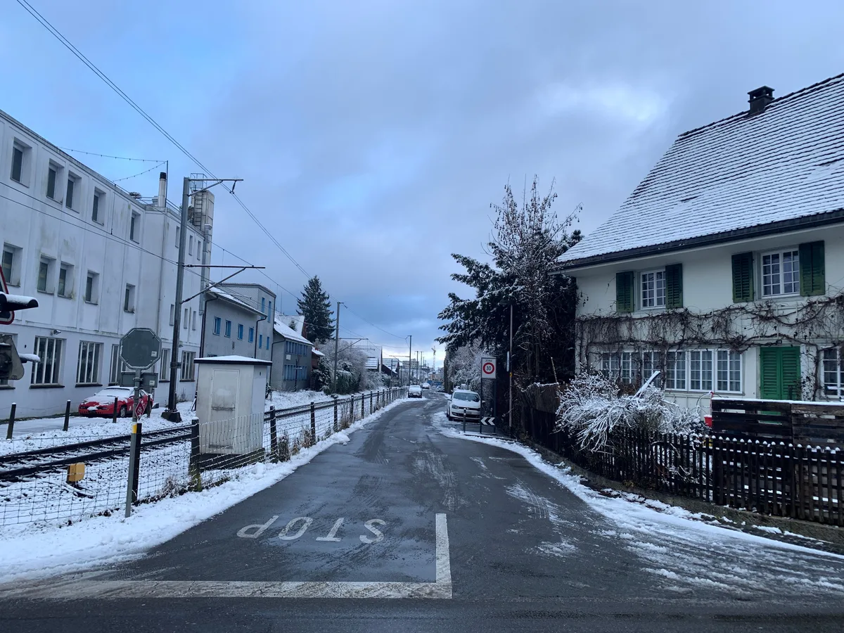 Blick auf eine Strasse und ein Gleis in Uster.