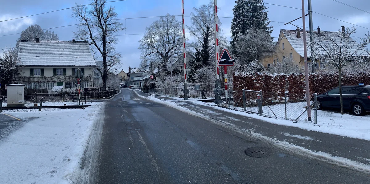 Bahnübergang Wermatswilerstrasse in Uster im Schnee.