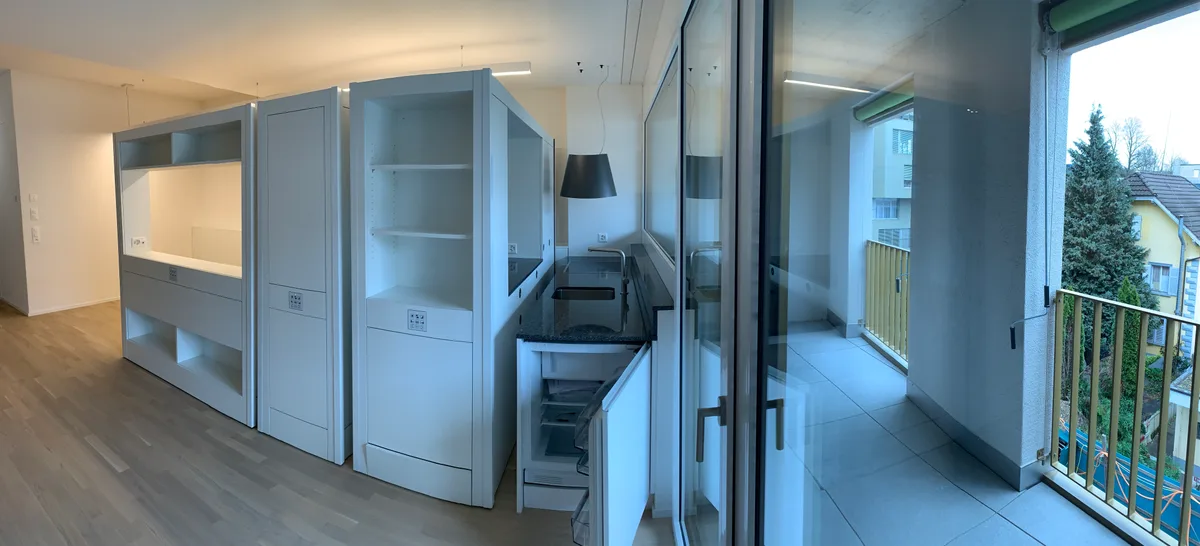 Blick in eine Wohnung mit drei beweglichen Elementen.