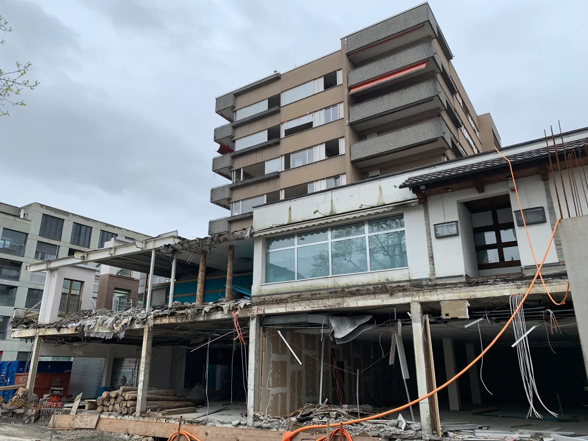 Zwischenbilanz Überbauung Metropol Wetzikon am 3. April 2024 mit erster Etappe fertig, neue Wohnung, Movement Wohnung, Aussenansicht, Velokeller, drei Männer Robin Neuhaus (mit Brille), Leiter Projektentwicklung der Hiag, Emanuel Wanzek (mit Brille und Glatze), Hiag-Projektleiter Planung und Realisierung, Simon Kern (gross schlank), Bauleiter