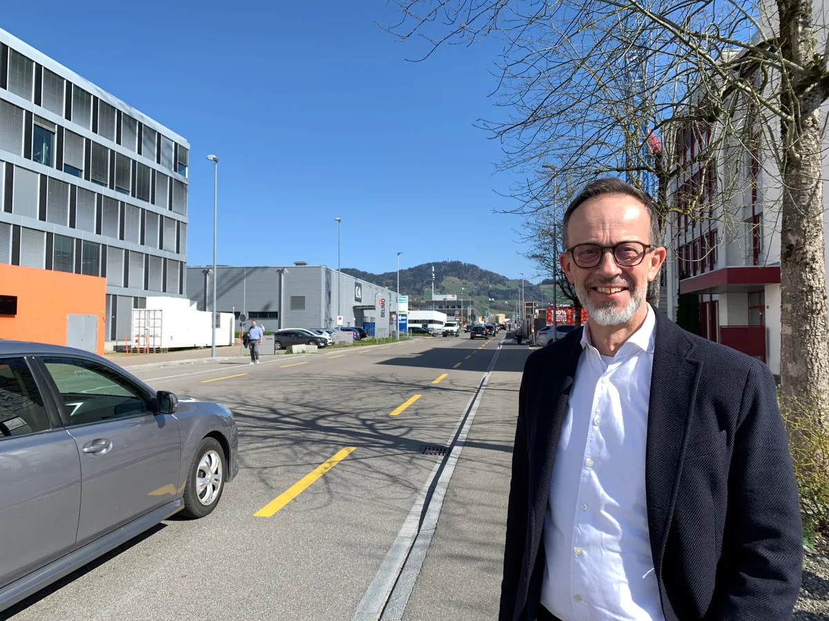 Andreas Bühler steht im Industriequartier Wässeri.