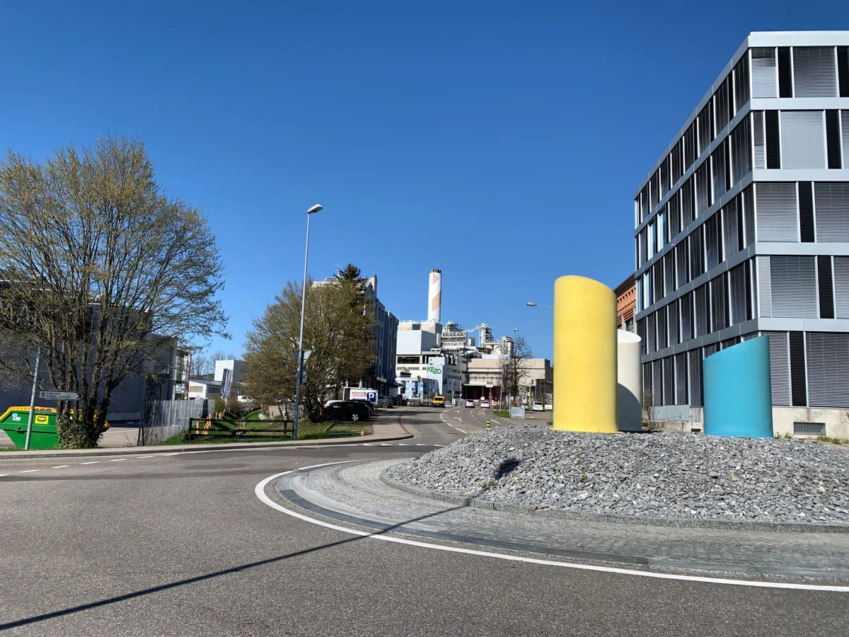 Ein Kreisel, Industriegebäude und die Kezo im Hinwiler Industriequartier Wässeri. 