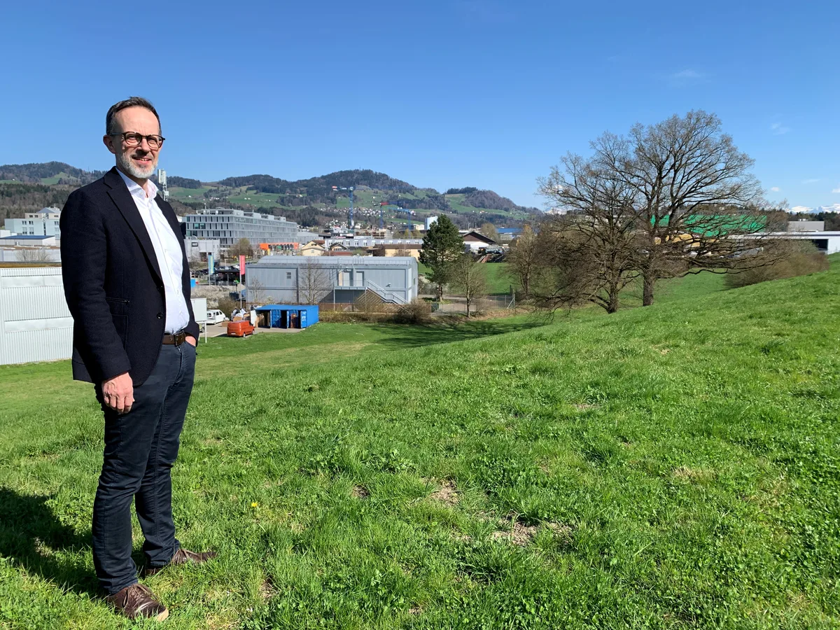 Gang durch das Industriequartier Wässeri in Hinwil mit Gemeindepräsident Andreas Bühler (SP) am 3. April 2025; Blick auf Baustellen, Belimo, Kezo, Wässeri Gang durch das Industriequartier Wässeri in Hinwil mit Gemeindepräsident Andreas Bühler (SP) am 3. April 2025; Blick auf Baustellen, Belimo, Kezo, Wässeri