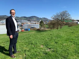 Gang durch das Industriequartier Wässeri in Hinwil mit Gemeindepräsident Andreas Bühler (SP) am 3. April 2025; Blick auf Baustellen, Belimo, Kezo, Wässeri Gang durch das Industriequartier Wässeri in Hinwil mit Gemeindepräsident Andreas Bühler (SP) am 3. April 2025; Blick auf Baustellen, Belimo, Kezo, Wässeri