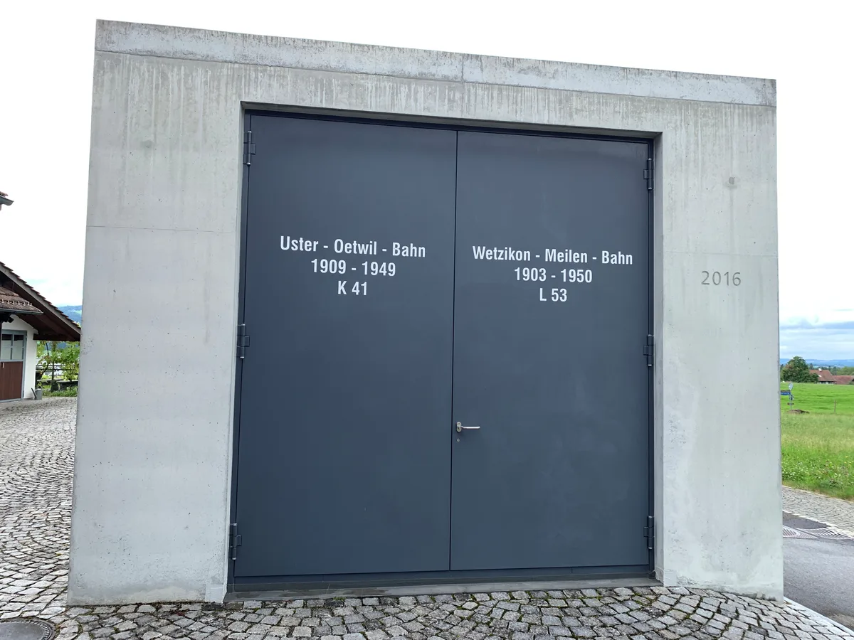 Eingangstür zum Bahnmuseum des Museums Holzhausen.