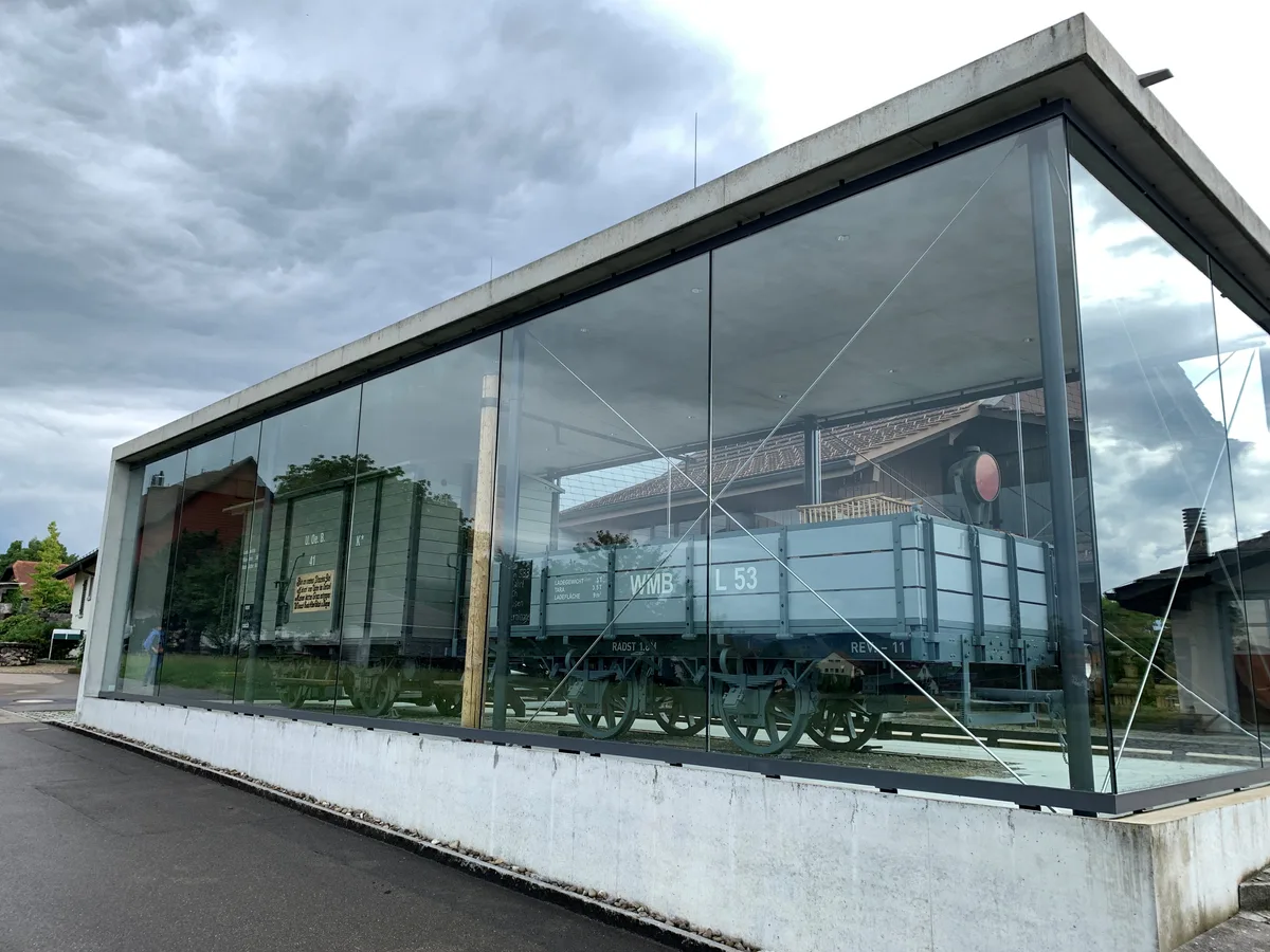 In einer grossen Vitrine sind im Museum Holzhausen auf Oetwiler Boden ein originaler offener Güterwagen der Wetzikon-Meilen-Bahn (rechts im Bild) und ein Güterwagen der Uster-Oetwil-Bahn ausgestellt.