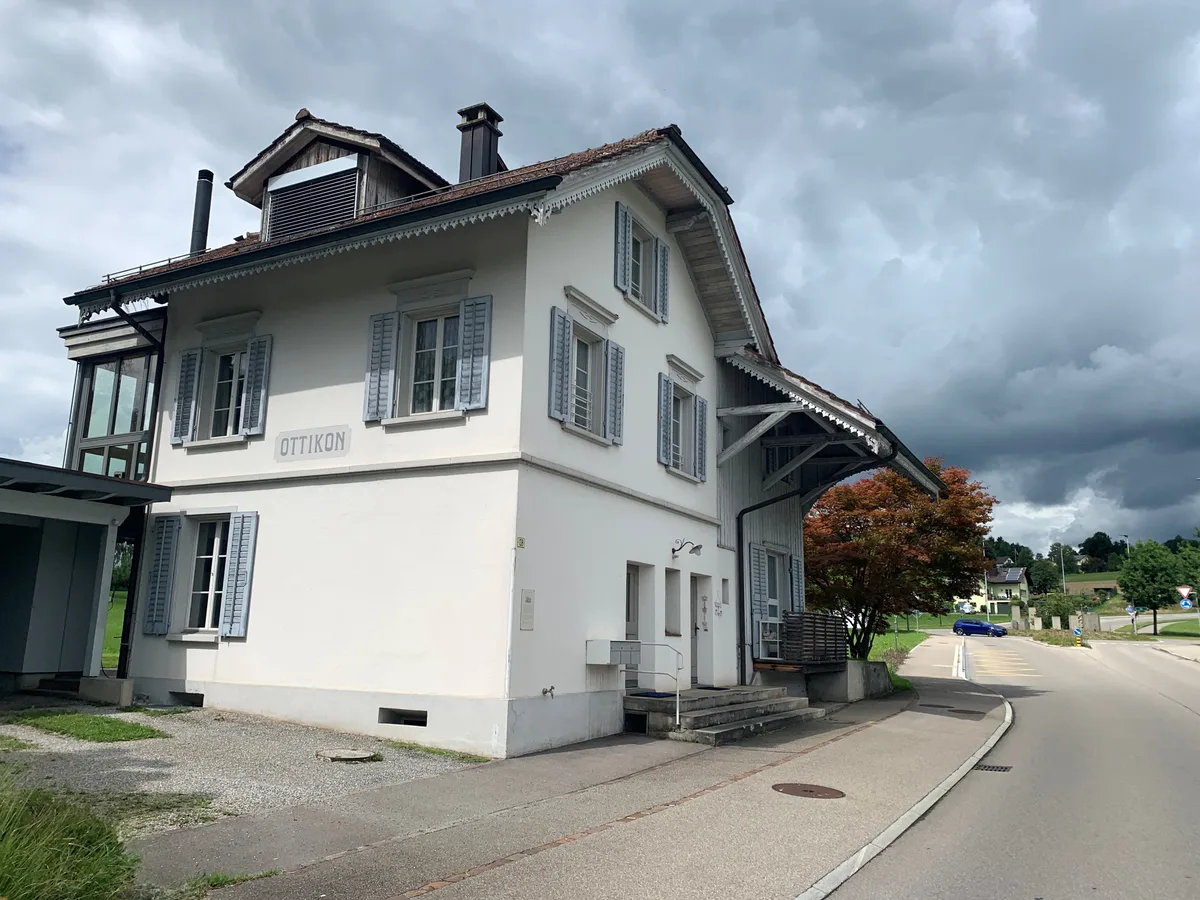 Die einstige Bahnstation Ottikon beim Europa-Kreisel.