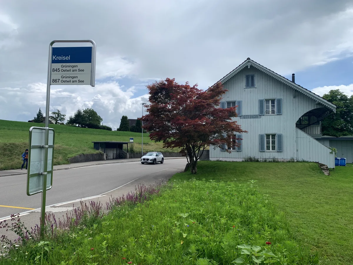 Haltestelle der VZO und Stationsgebäude Ottikon der einstigen Wetzikon-Meilen-Bahn.