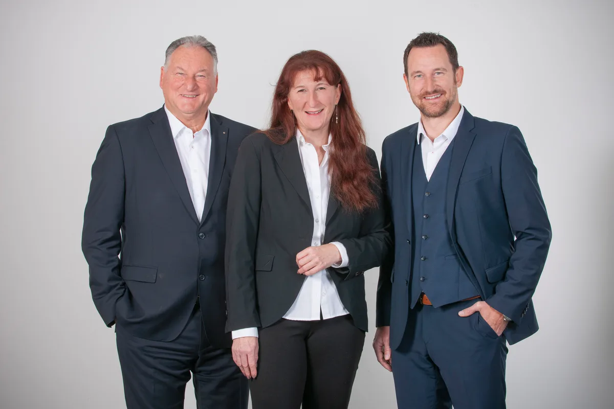 Familiensache: Die Führung der Lämmle Chemicals AG mit Verwaltungsratspräsident Christian Lämmle, Sarah Mohr-Lämmle, CEO Produktion und Technik, sowie Silvan Lämmle, CEO Marketing und Verkauf. (Archiv) Zwei Männer in Anzügen und eine Frau im Business Suit.