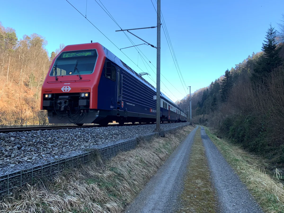 Eine Bahn fährt durch das Aatal.