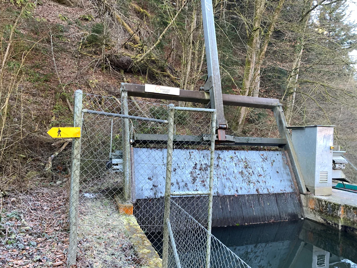 Ein grosser Rechen am Aabach-Kanal.