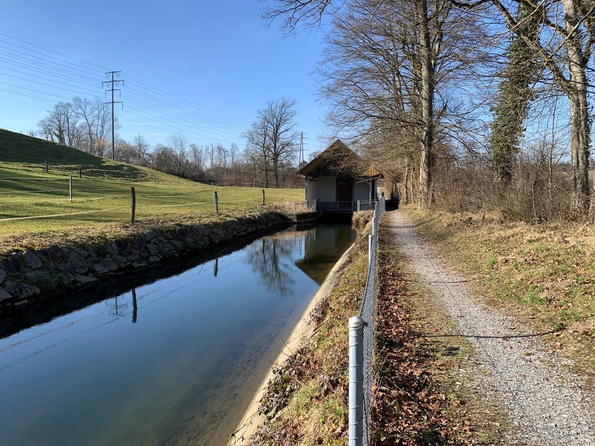 Wasserkanal und ein Haus am Ende des Kanals.
