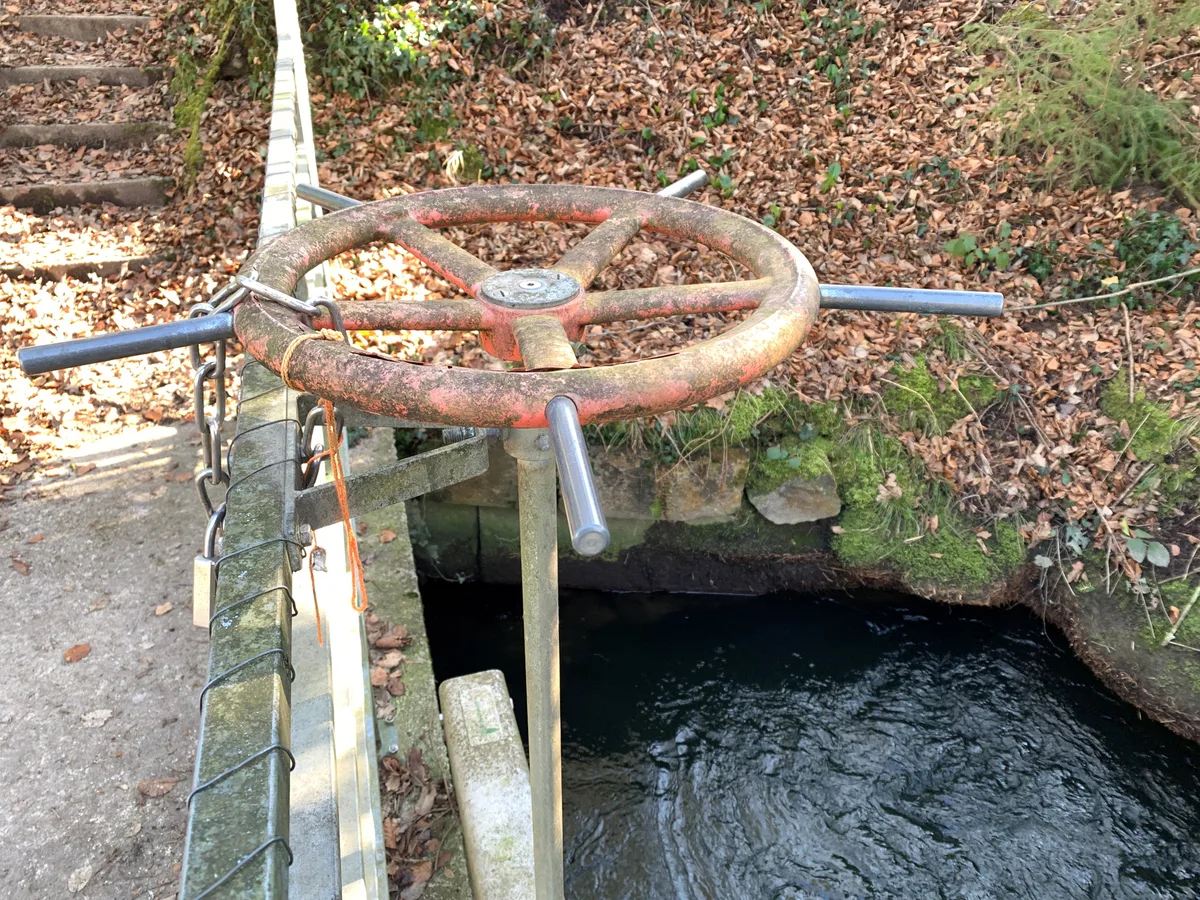 Ein Regulierrad an einem Wasserkanal.